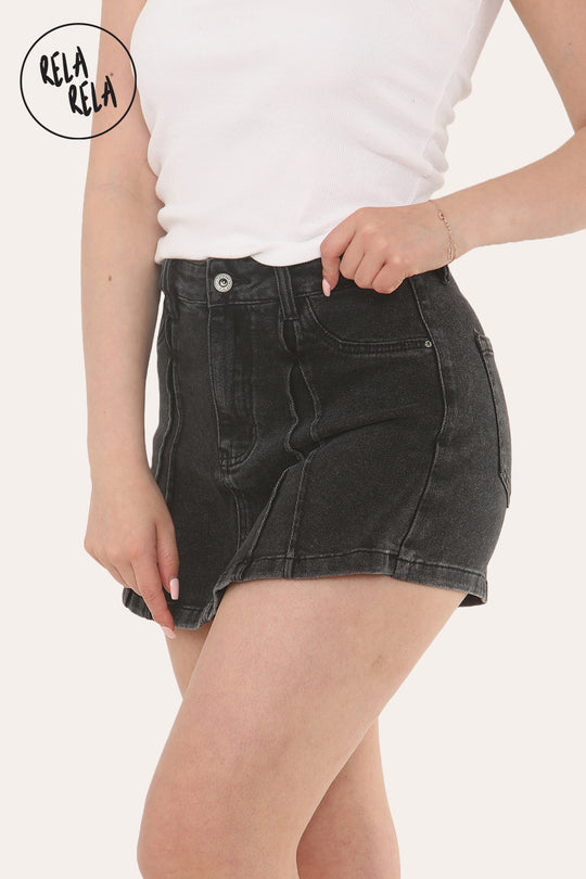 Stretchy Mid Rise Pleated Detail Denim Skorts in Black