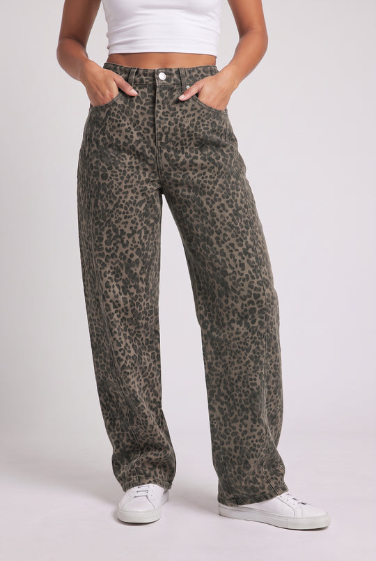 Stretchy Mid Waist Barrel Leg Jeans with Ankle Snap Buttons in Leopard
