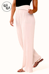 Beige plissé trousers side view – elegant trousers with pleats and relaxed fit.