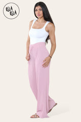 Model wearing dark pink plissé trousers side view – elegant trousers with pleats and relaxed fit.
