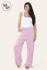 Model wearing dark pink plissé trousers – elegant trousers with pleats and relaxed fit.
