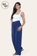 Model wearing navy blue plissé trousers side view – elegant trousers with pleats and relaxed fit.