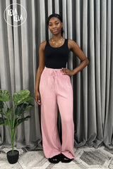 Casual look with dark pink plissé trousers – versatile pleated trouser pants for everyday wear.